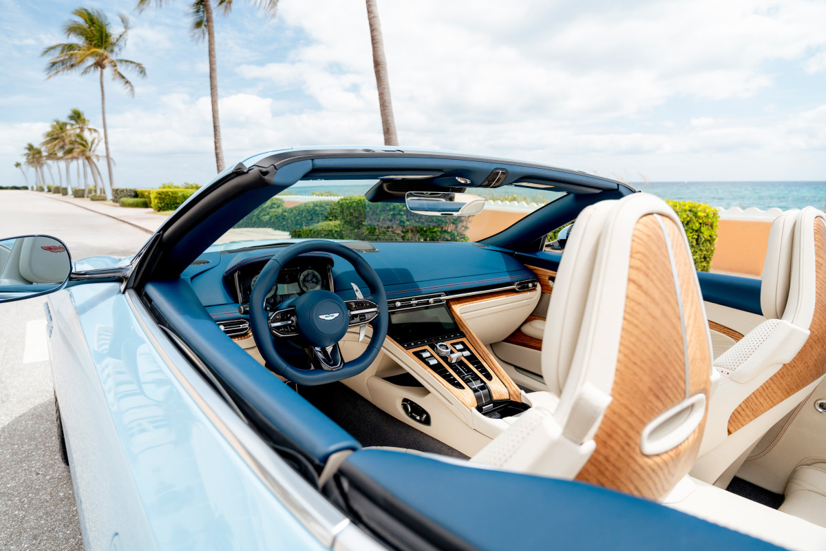Aston Martin celebra o cruzeiro de verão com o DB12 Palm Beach Edition