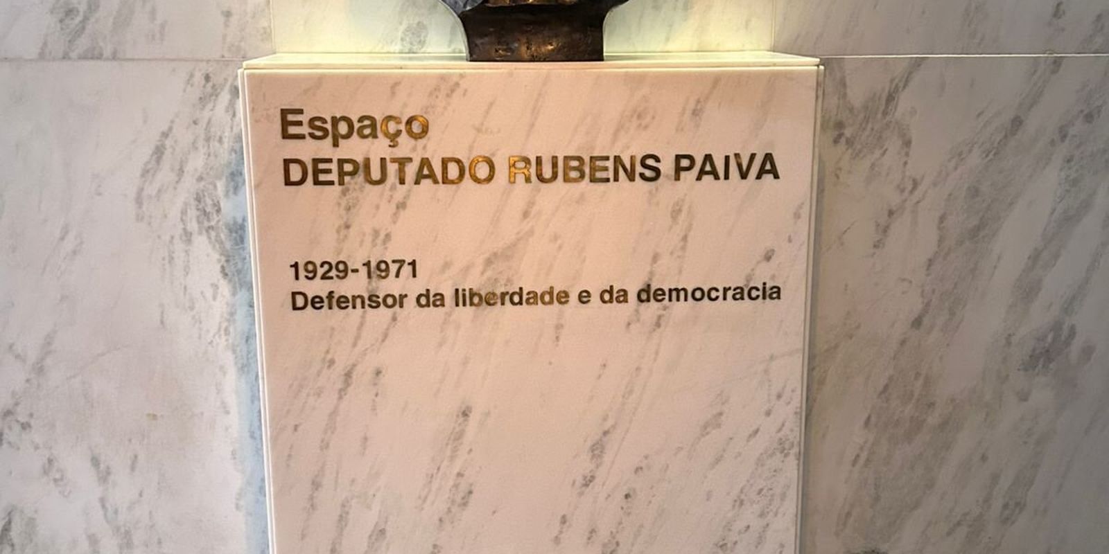 Ato contra PL da Anistia é realizado em frente a busto de Rubens Paiva