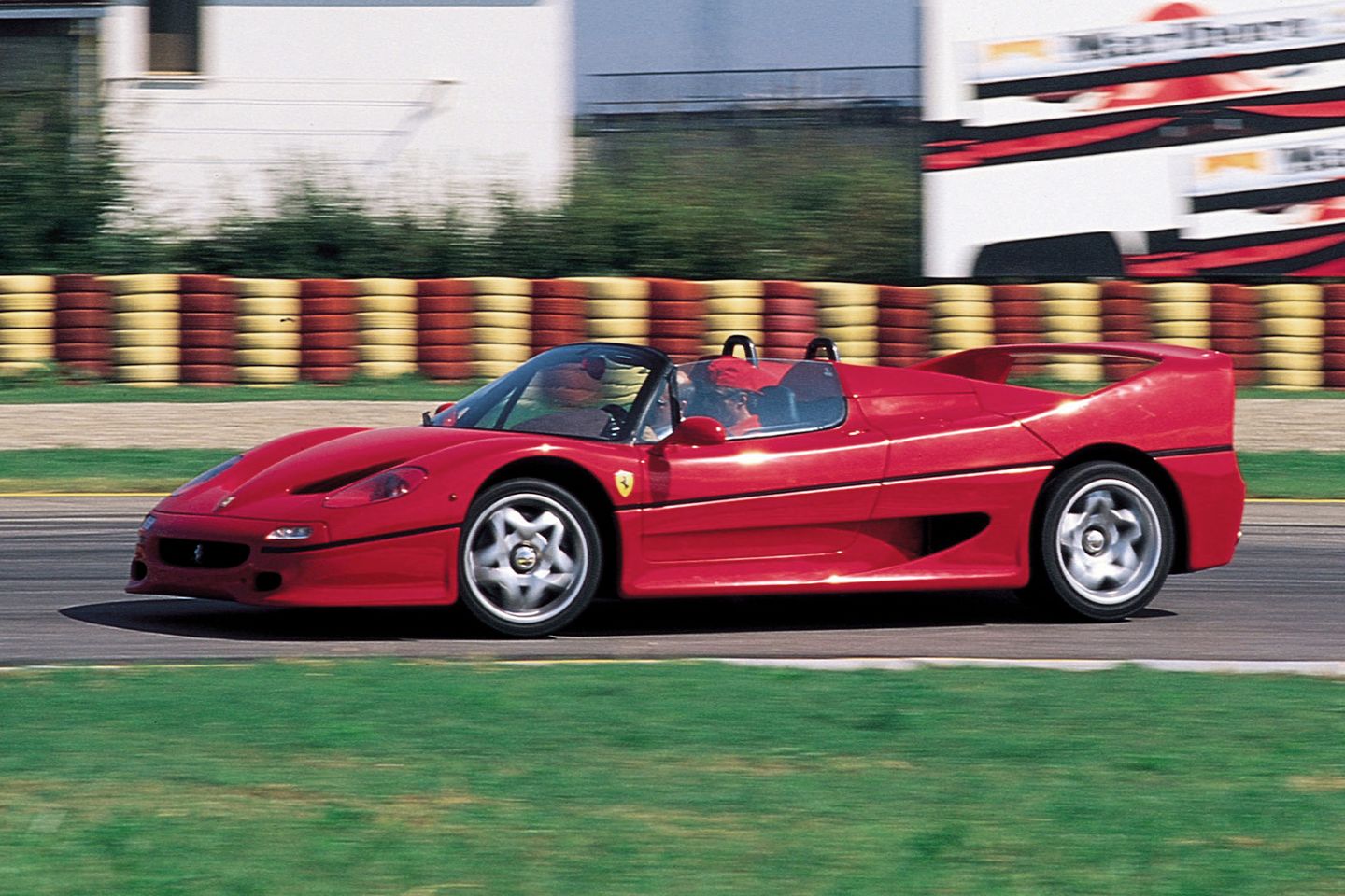 A Ferrari embarca no F50 30th Anniversary Tour