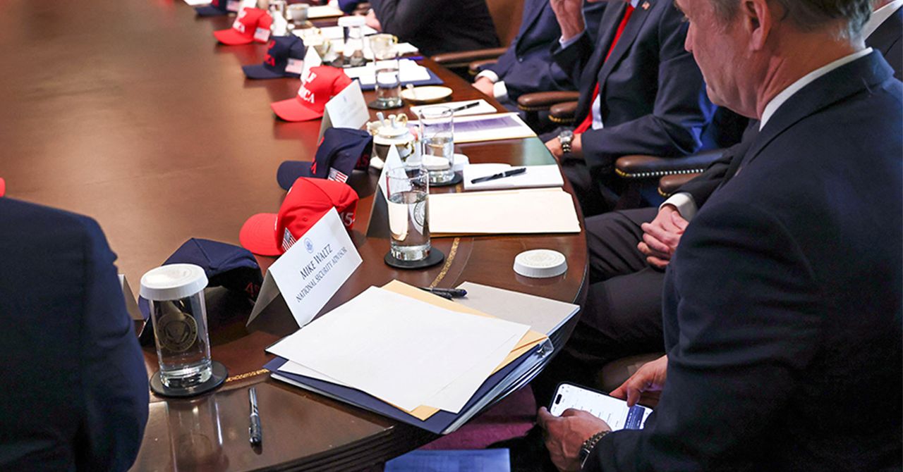 O clone de sinal Mike Waltz foi pego usando o acesso direto aos bate -papos de usuários