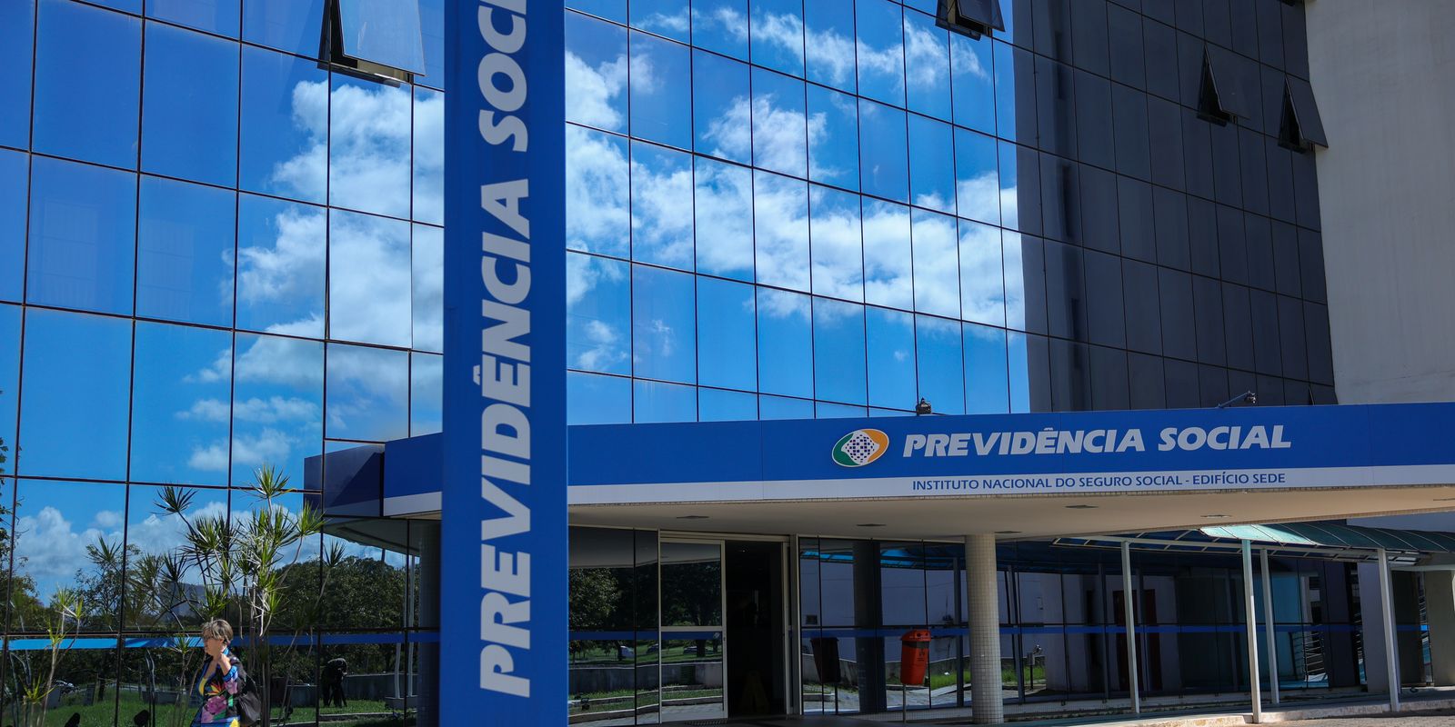 Justiça bloqueia R$ 23,8 milhões de suspeitos de fraude contra INSS