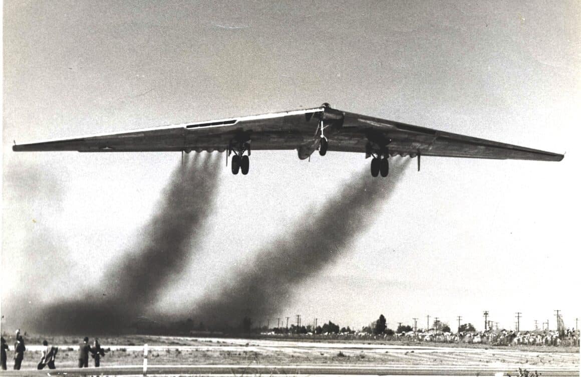 A asa voadora YB-49 era o tio-bomer do B-2 Stealth Bomber