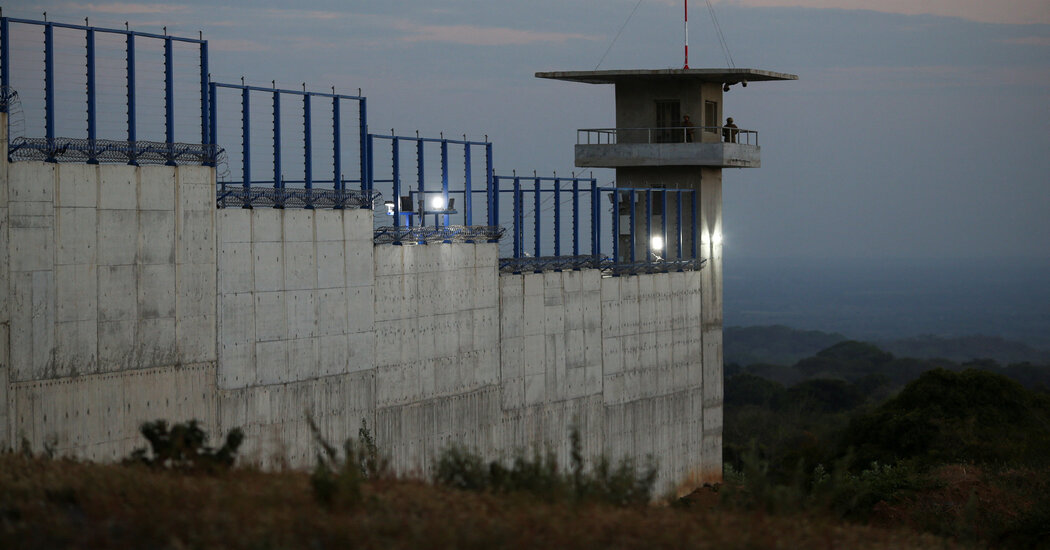O Tribunal de Apelações faz uma pausa na decisão de ordenar o devido processo para venezuelanos deportados