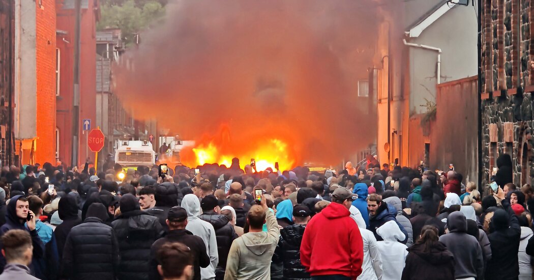 15 policiais feridos em Ballymena, Irlanda do Norte, depois de tumultos por suposta agressão sexual