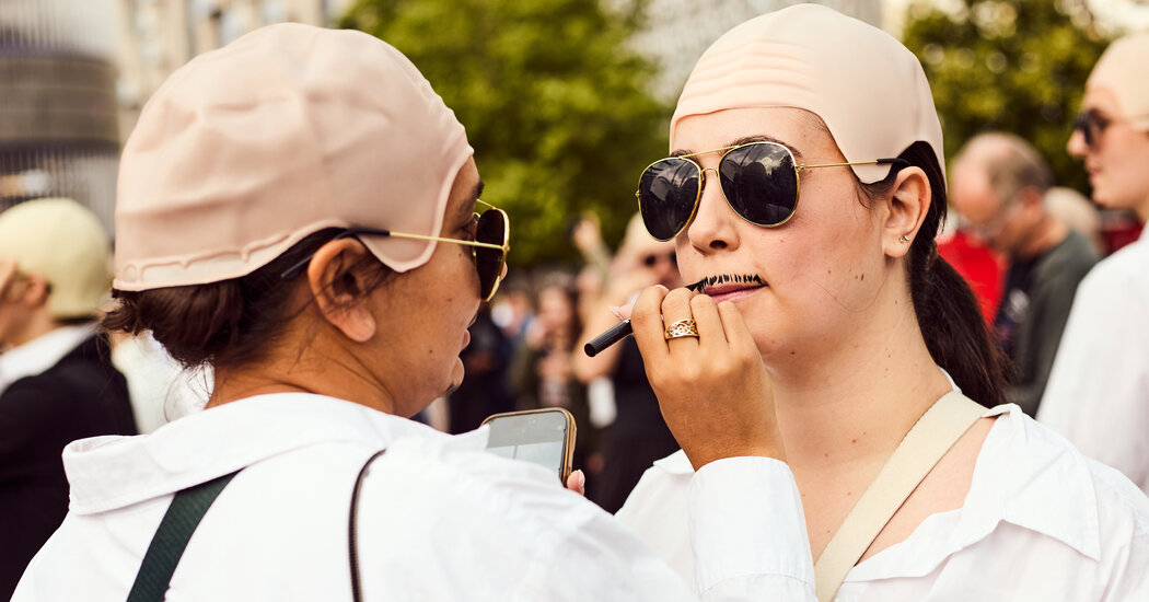 Os fãs de Pitbull estão comprando bonés carecas e ternos para sua turnê ‘Party After Dark’