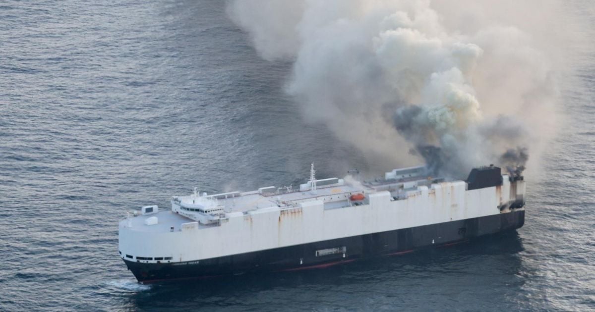 O incêndio faz com que outro navio que transporta VEs seja abandonado no mar