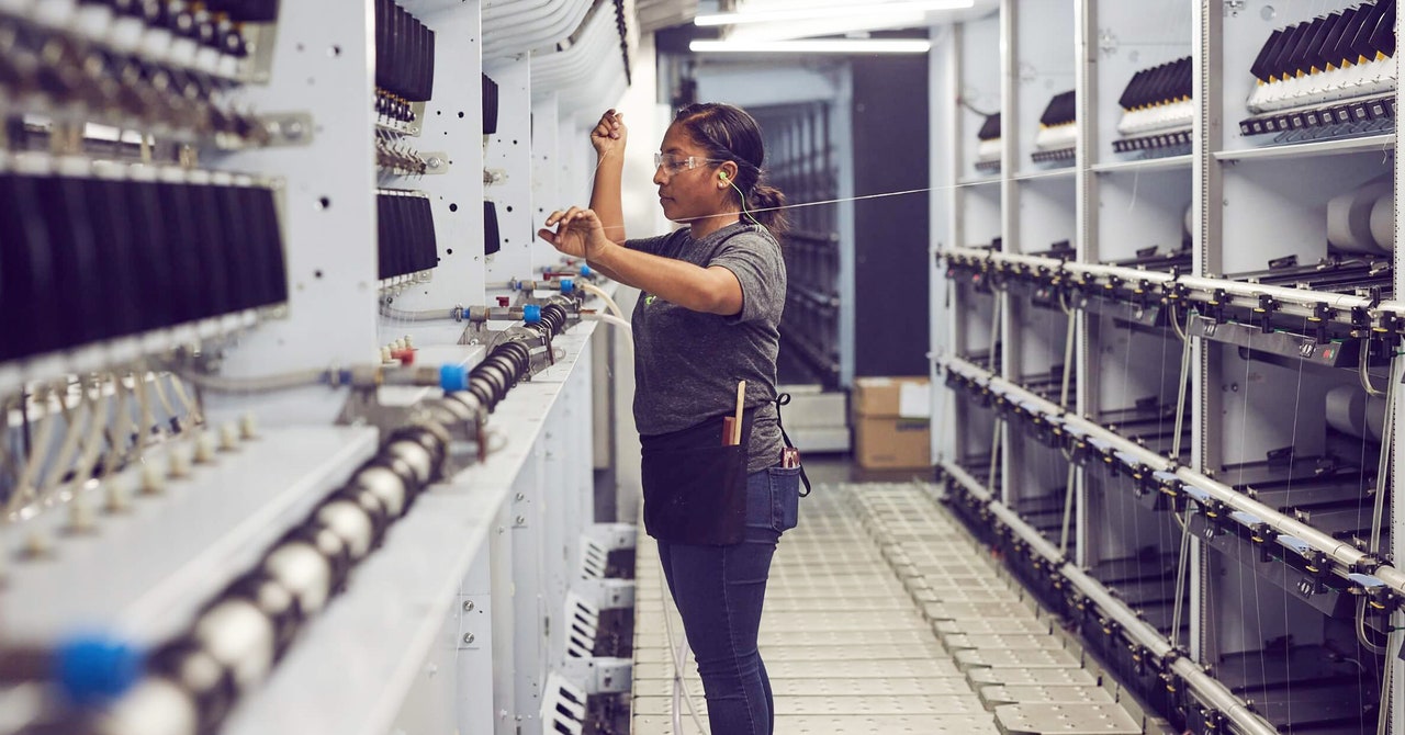 O poliéster reciclado salvou esta fábrica americana. Ambientalistas odeiam isso
