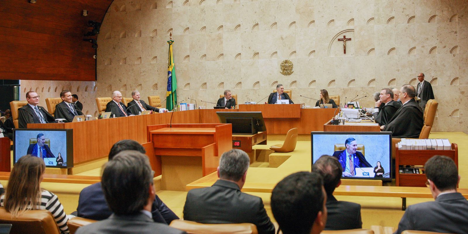 STF suspende julgamento sobre responsabilização de redes por postagens