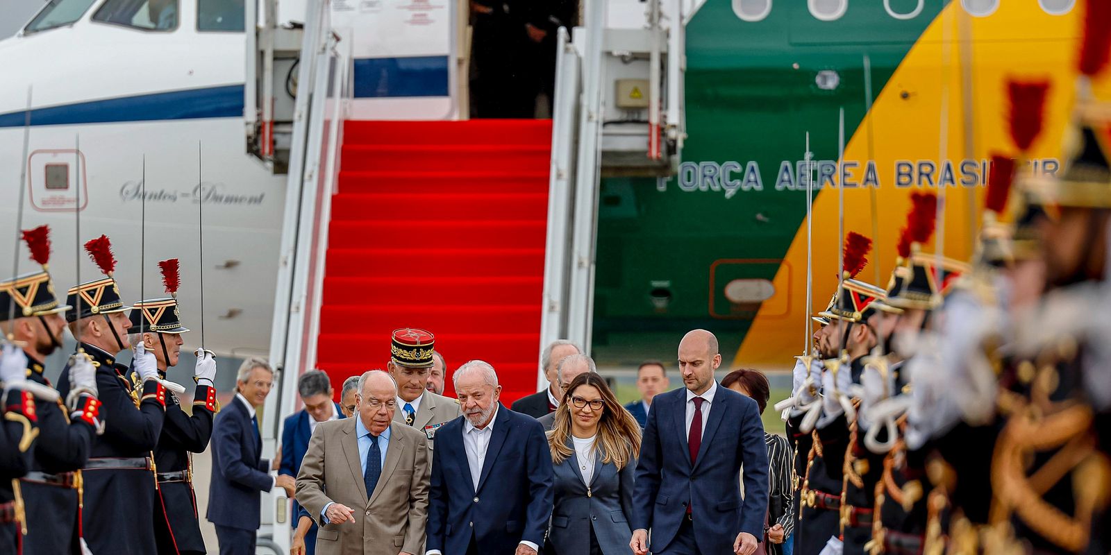 Lula chega a Paris para visita de Estado e encontro com empresários