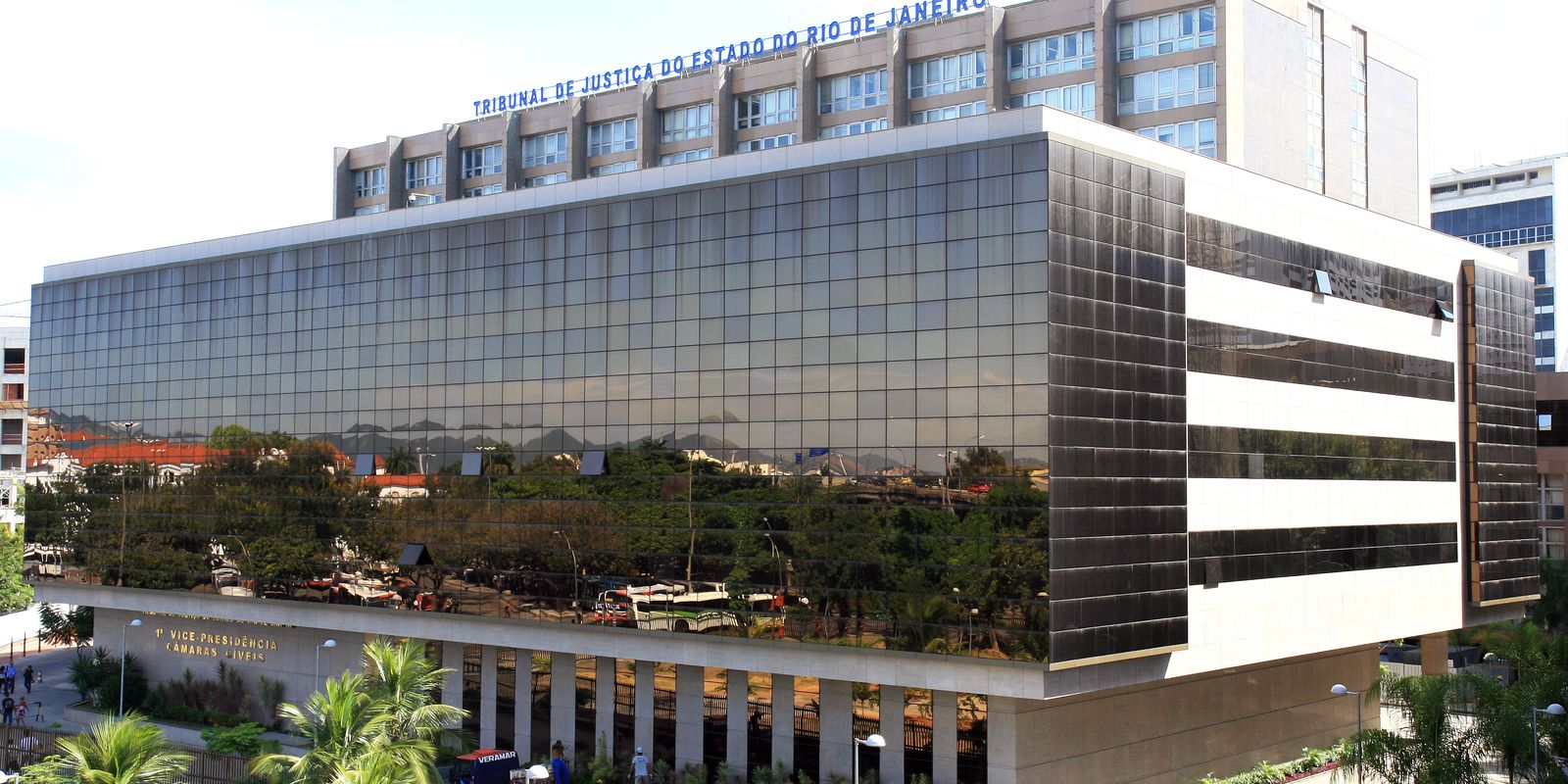 Justiça do Rio condena médico que estuprou mulheres na sala de parto