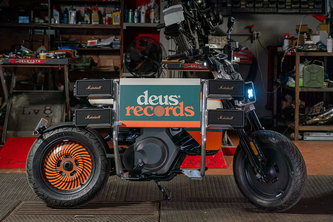 BMW e Deus Ex Machina construíram uma bicicleta elétrica legal de rua que funciona como um estande de DJ móvel