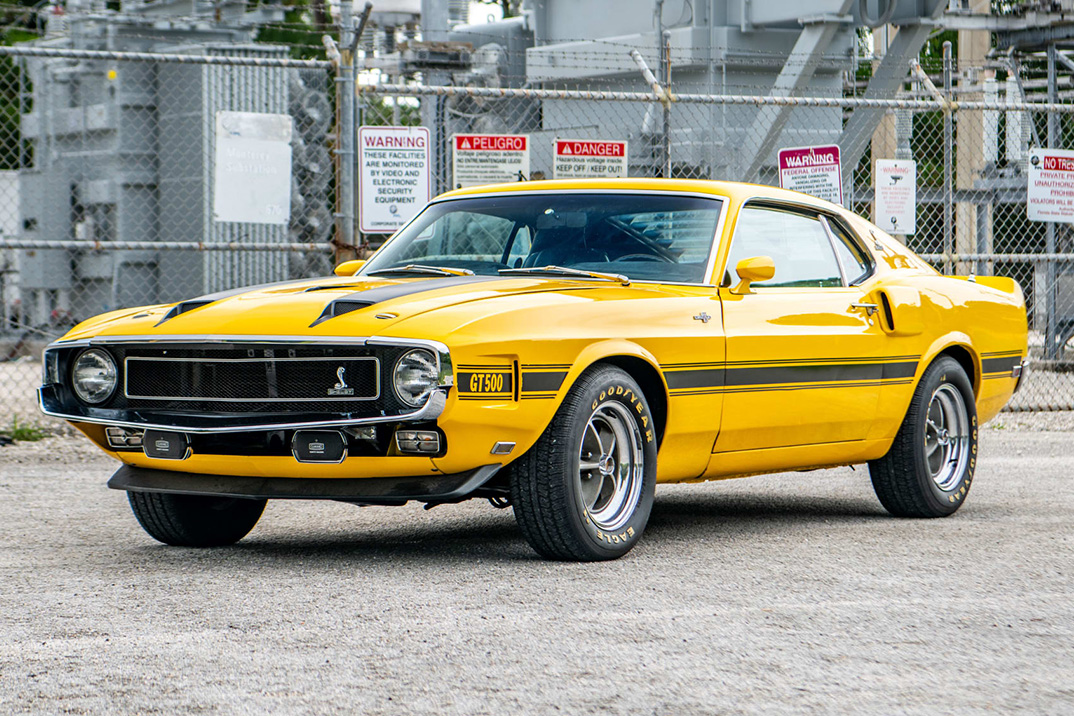 Este Shelby GT500, de 1970, em Grabber Yellow, tem a assinatura real de Carroll Shelby