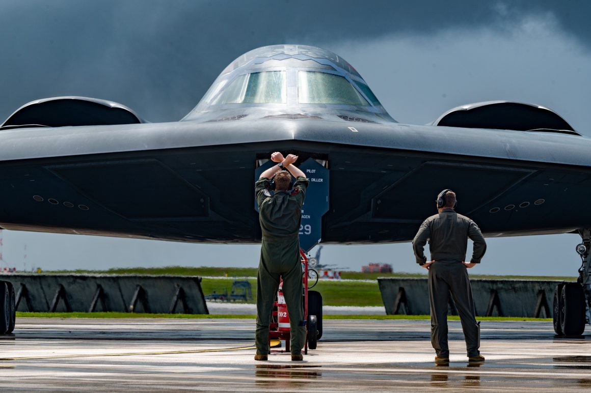 Os bombardeiros B-2 atingem vários locais nucleares no Irã