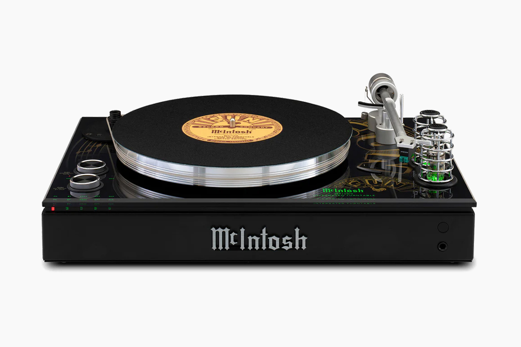 A plataforma giratória integrada de US $ 8.500 MTI100 de McIntosh foi decorada para homenagear os lendários recordes solares