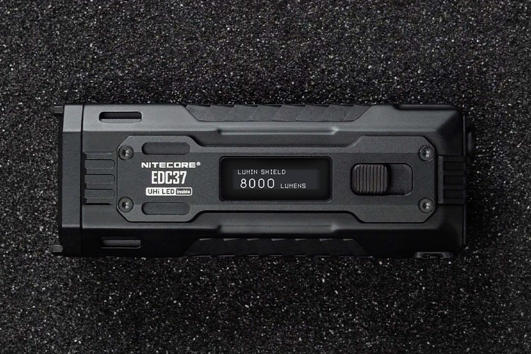 Nitecore finalmente estreia o EDC37 de 8.000 lúmen, trazendo um novo padrão para compactar lanternas táticas