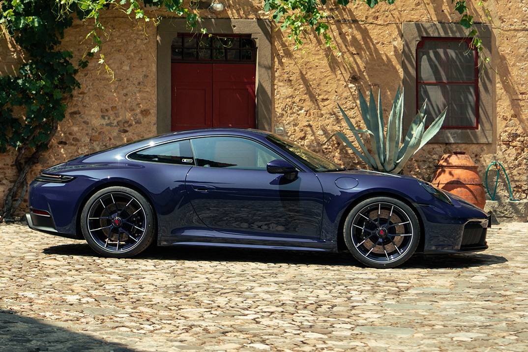 Porsche Italia se une a Ferragamo para esses 40 anos 911 Carrera e Taycan Vehicles in Blue