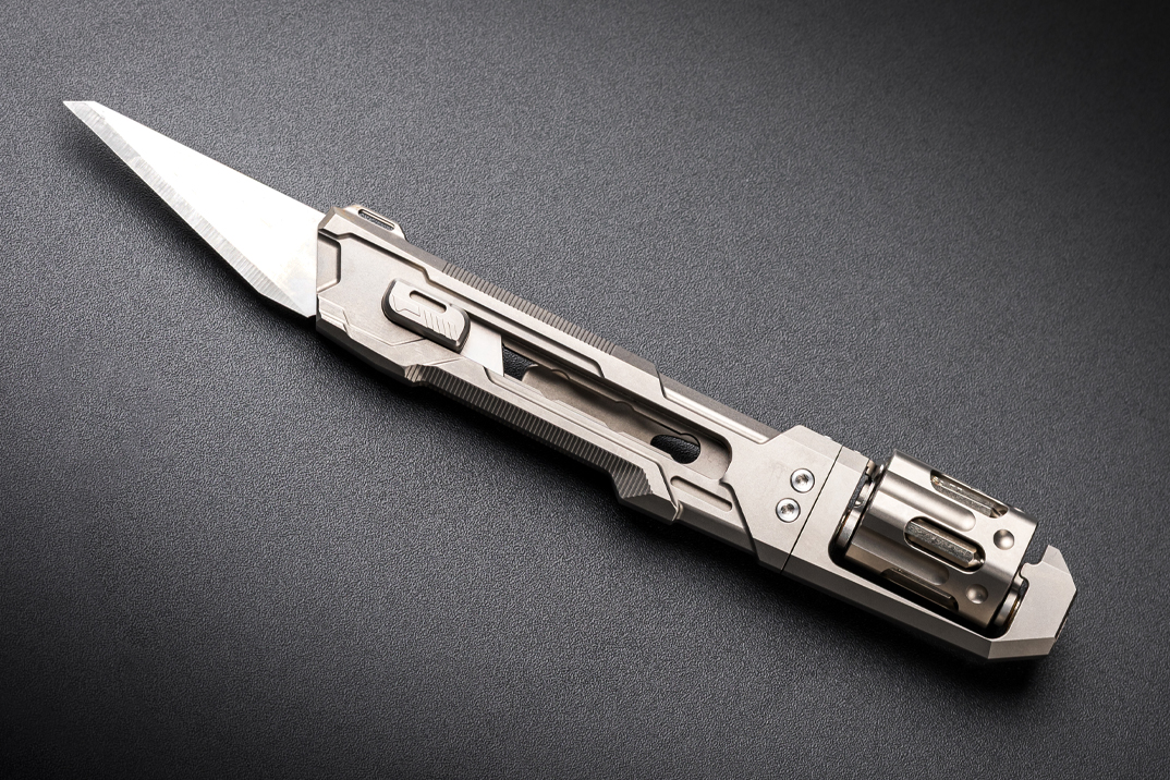 O Multikit do Ti-spin é um Titanium Multi-Tool giratório que abriga um motorista de 6 bits e lâmina de utilidade retrátil