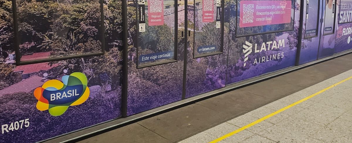 Destinos brasileiros conquistam o Chile em ação inédita no metrô de Santiago