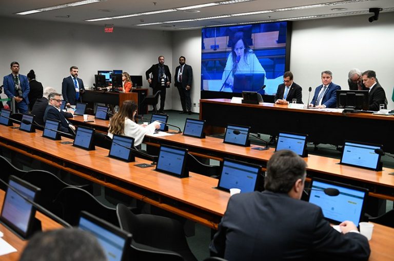 Comissão de Orçamento aprova permissão para governo reduzir Imposto de Renda por tempo indeterminado – Notícias