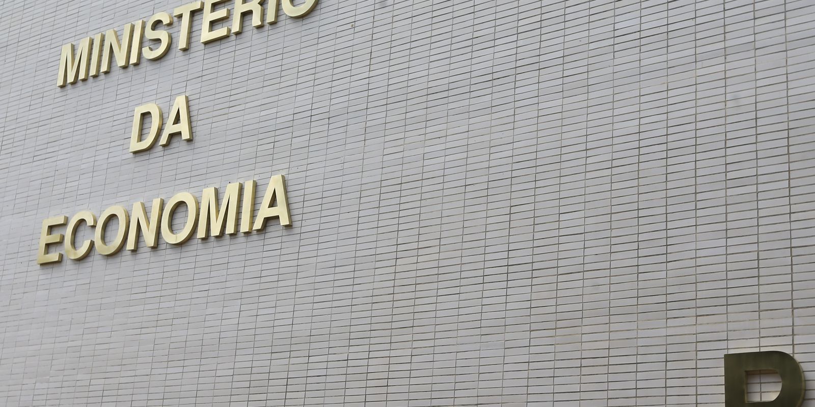 MP alternativa a IOF prevê R$ 4,28 bi de corte de gastos em 2025