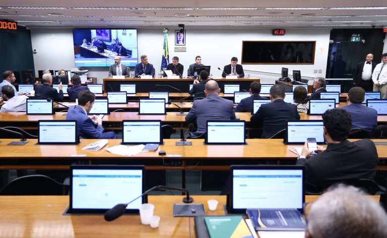 Debatedores criticam proposta de aplicação de regras da União na previdência nos municípios – Notícias