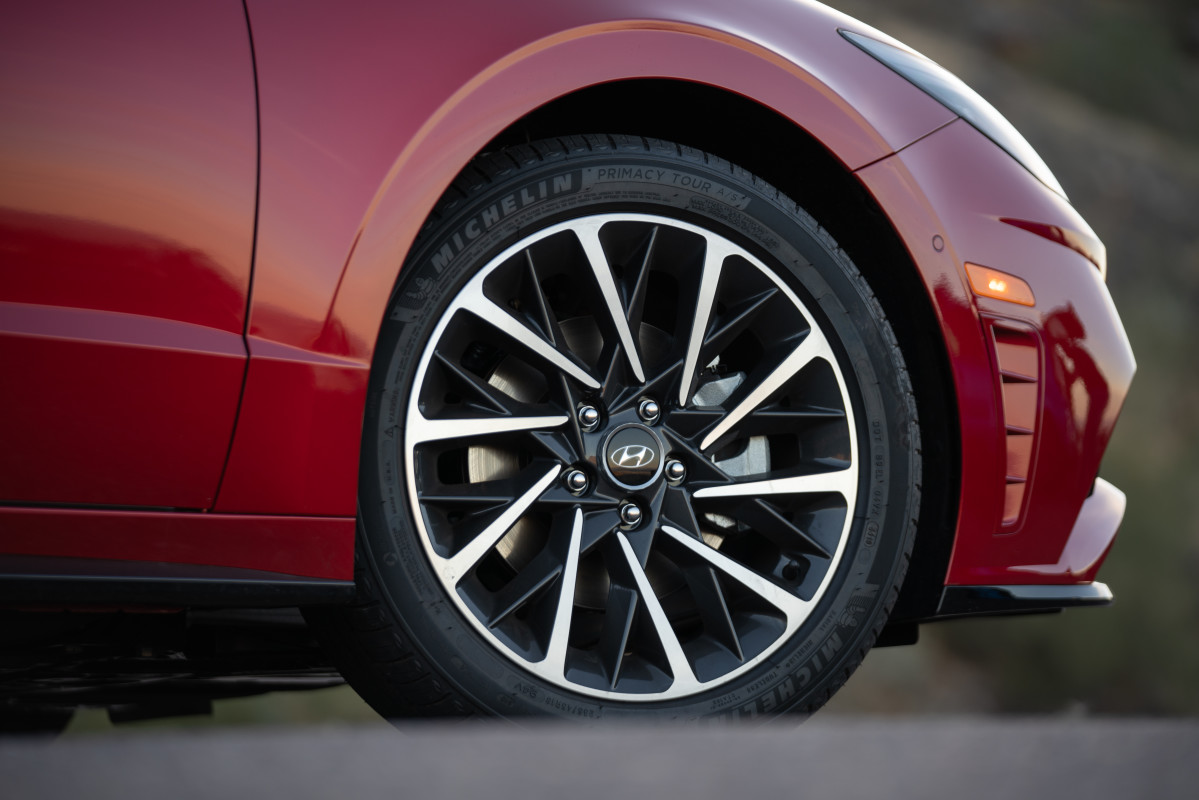 O próximo Sonata da Hyundai mira a Toyota Camry com atualizações ousadas