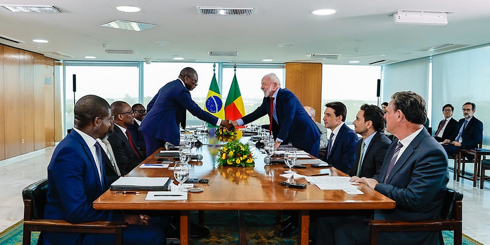 Lula e presidente do Benin discutem agricultura e conexão aérea