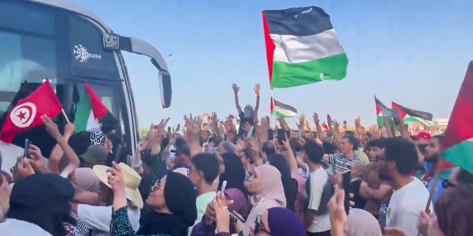 Milhares de ativistas marcham a Gaza para romper bloqueio de Israel