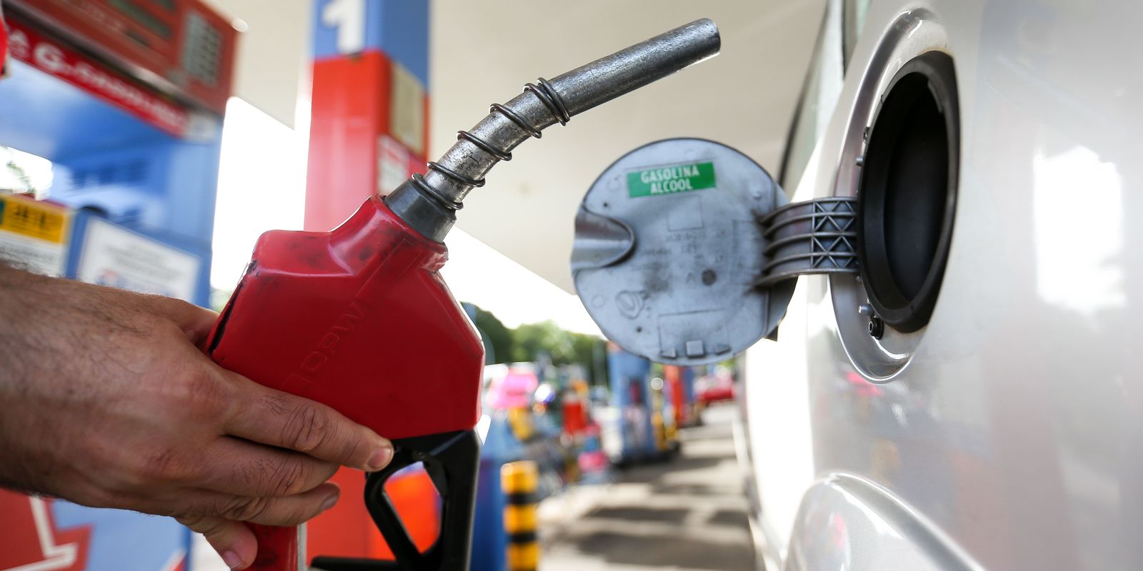 Combustível: governo prevê queda de preço se petróleo mantiver cotação