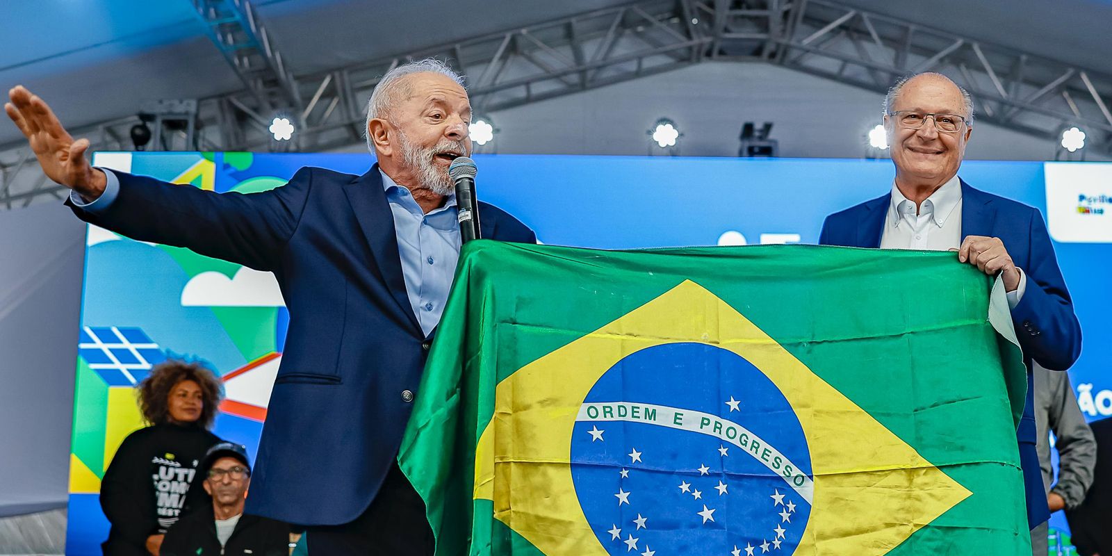Lula chama Trump “para conversar” e reafirma que Brasil tenta negociar