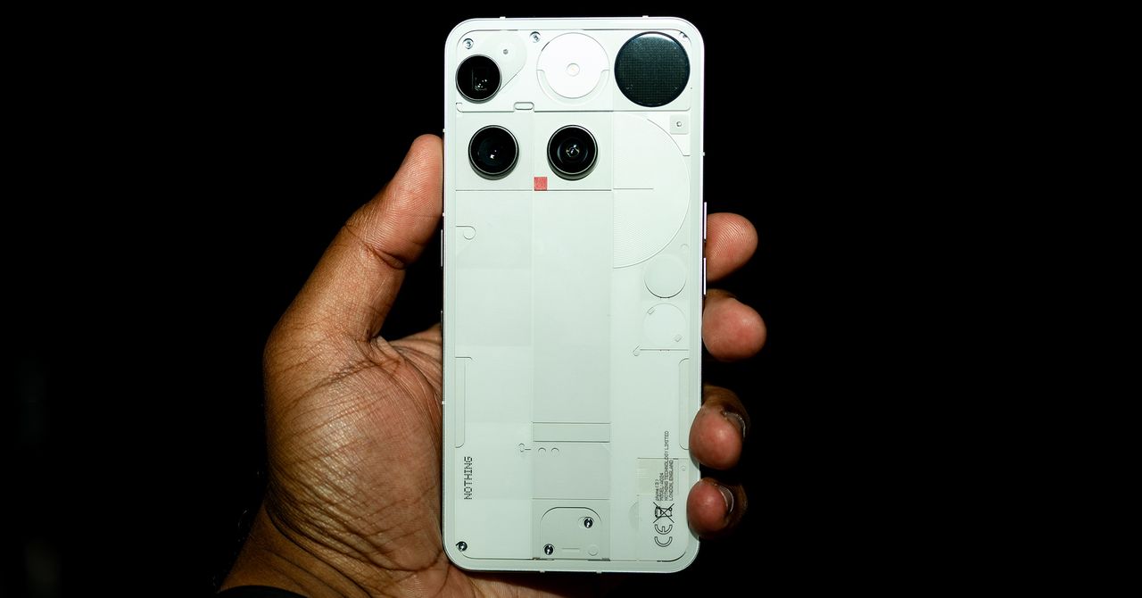 O novo telefone de nada (3) e fone de ouvido (1) não se parecem nada com você antes