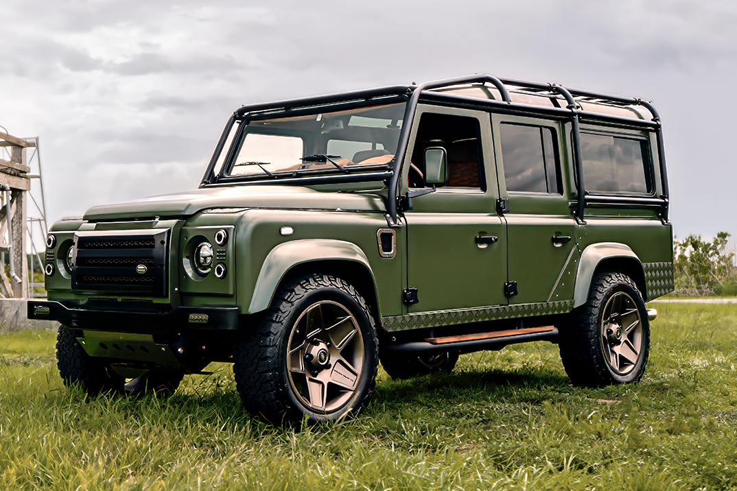 Este Classic Land Rover Defender esconde um GM V8 sobrealimentado de 700 hp e uma transmissão manual