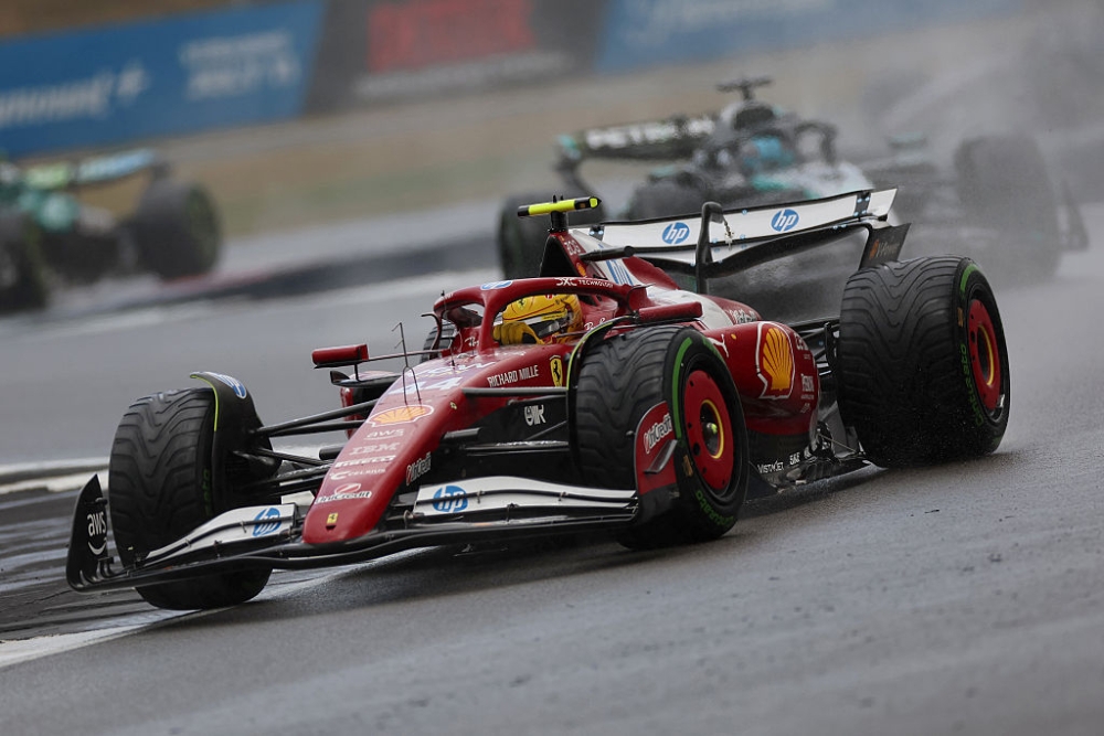 Ferrari ‘inacreditavelmente complicado de dirigir’ no molhado em Silverstone – Hamilton