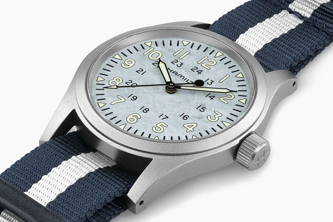 O relógio mecânico de chaques de capa azul inspirado em Hamilton é exclusivo da loja Zermatt Boutique