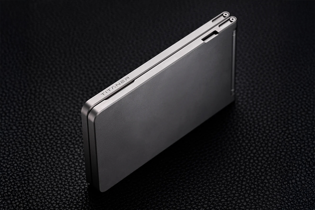 A carteira de titanium de Titaner pode conter uma ferramenta multifuncional de 5 funções e alguns cartões SD