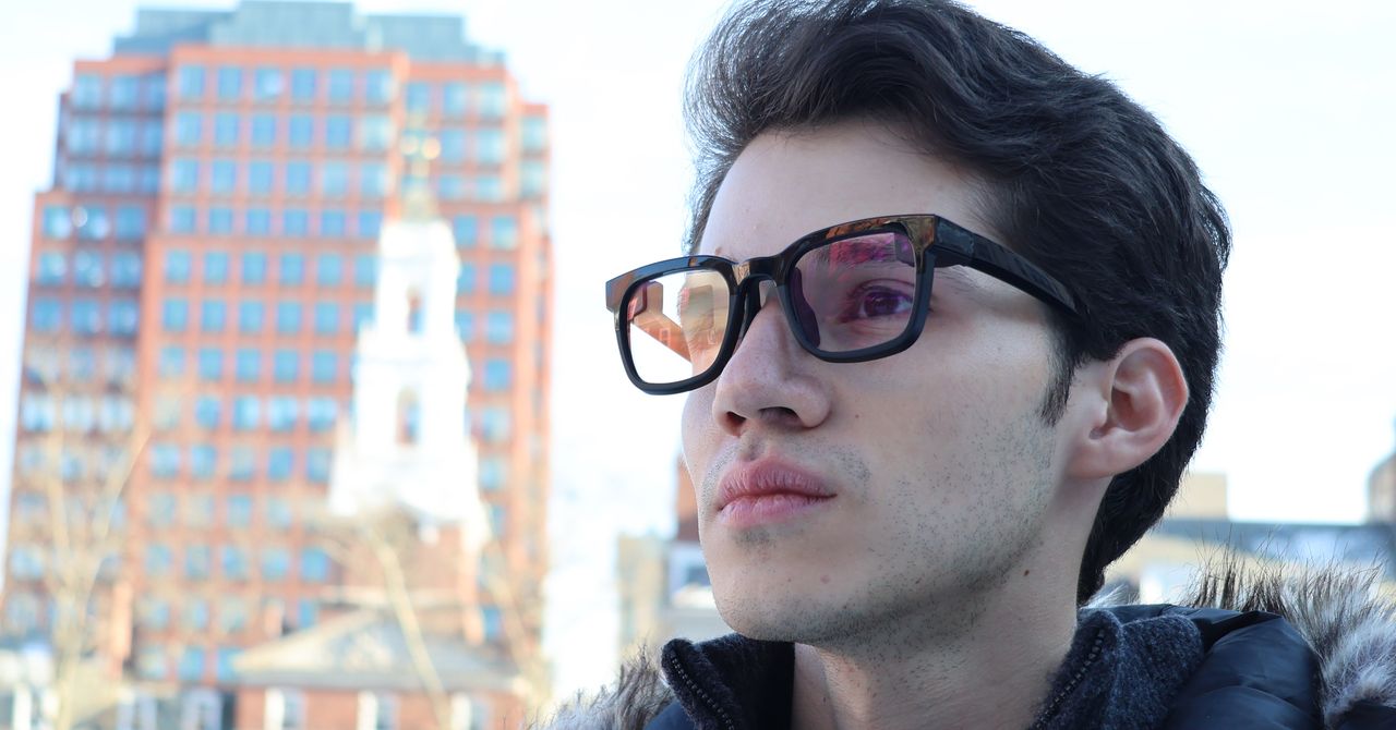 Esses óculos transcritores colocam legendas no mundo