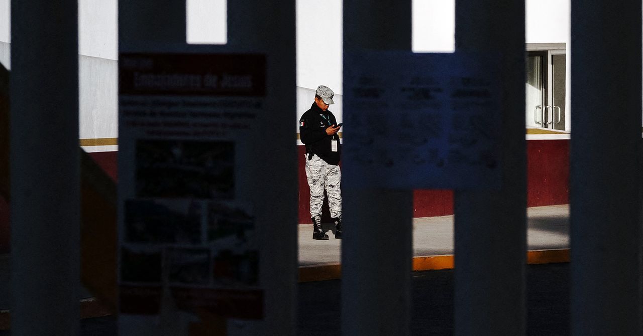 O CBP deseja que a nova tecnologia pesquise dados ocultos em telefones apreendidos