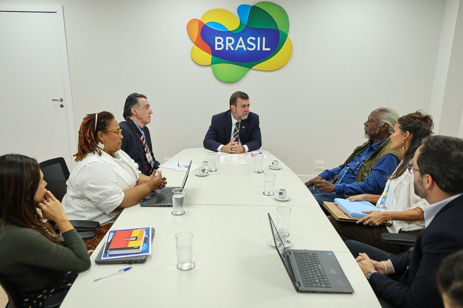 Embratur recebe cantor Mateus Aleluia e debate ações para fortalecer projeto Bahia Profunda