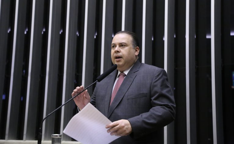 Comissão aprova projeto que obriga plataformas digitais a alertar sobre vício em pornografia – Notícias