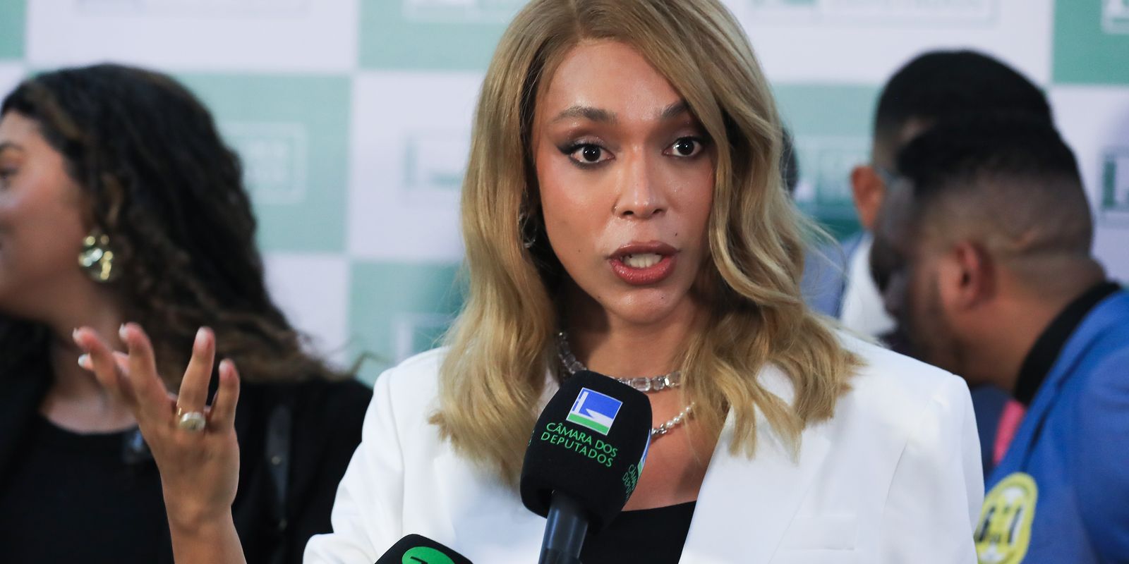 Erika Hilton pede ao STF bloqueio das contas de Eduardo Bolsonaro