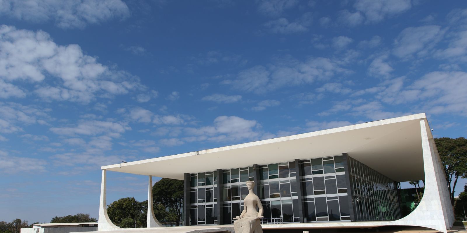 Moraes abre apuração sobre insider trading antes de tarifaço de Trump