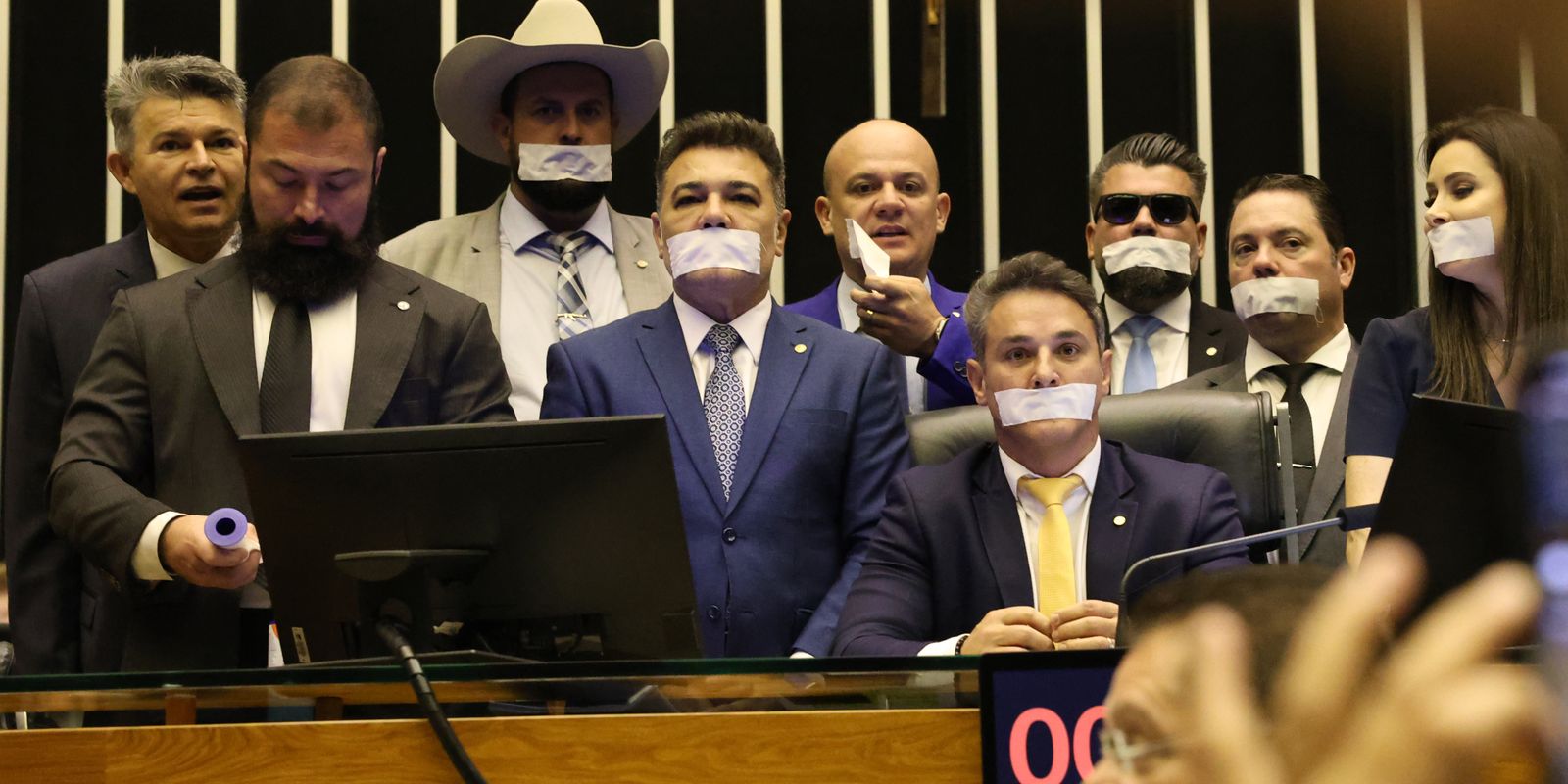 Oposição ocupa plenários por anistia a 8/01 e impeachment de Moraes