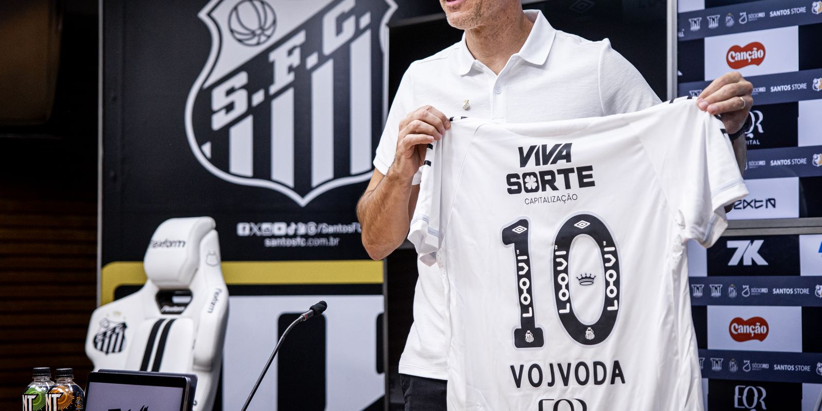 Vojvoda é apresentado oficialmente como novo técnico do Santos