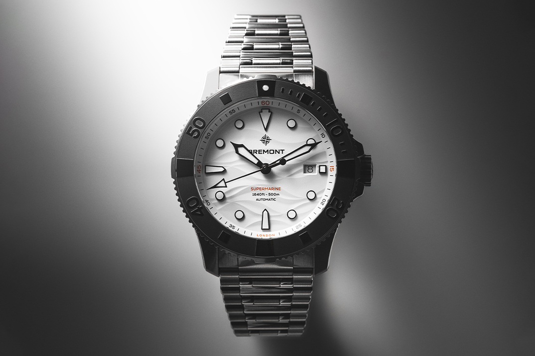 O relógio de mergulho Polar White Supermarine 500m de Bremont toca com contraste brilhantemente