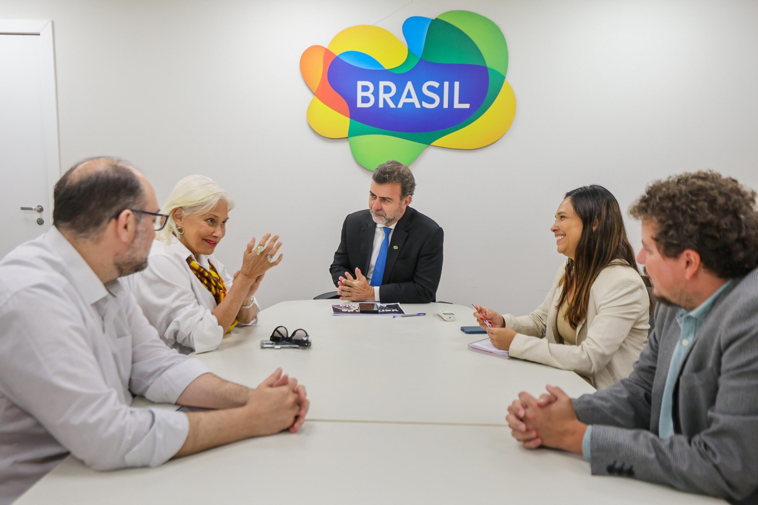 Fafá de Belém apresenta ao presidente da Embratur projeto que celebra a fé no Círio de Nazaré