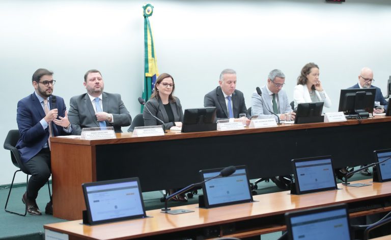 Governo estuda reduzir tributo sobre equipamentos para data centers, afirma assessor da Fazenda – Notícias