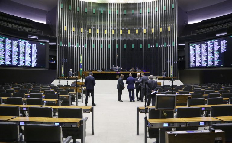 Deputados aprovam urgência para projeto sobre proteção de crianças em ambiente digital – Notícias