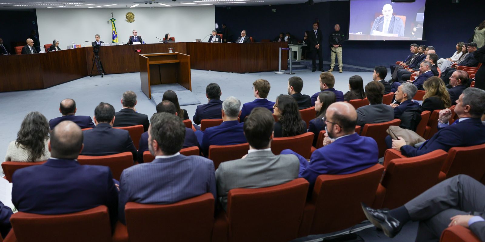 STF encerra primeiro dia do julgamento de Bolsonaro e mais sete réus