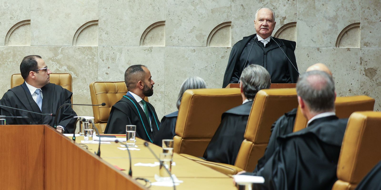 STF não deixará de julgar leis que afrontam a Constituição, diz Fachin