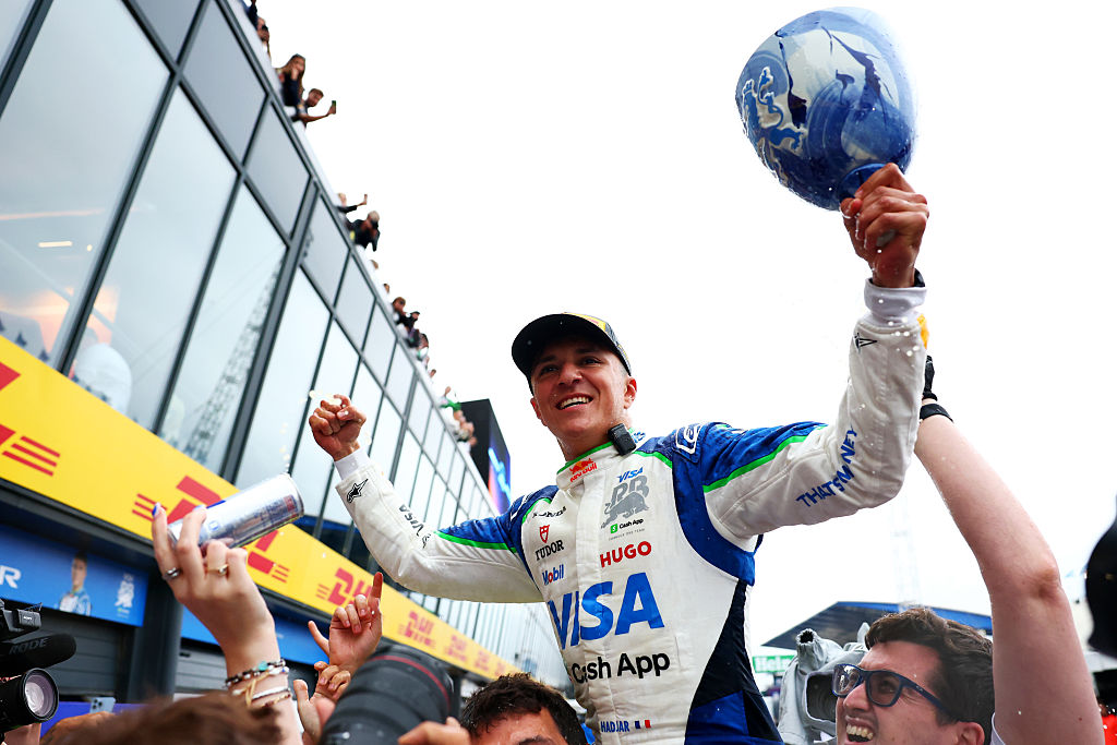 Desde pensar que a vida acabou até a lua – a redenção do pódio de Hadjar